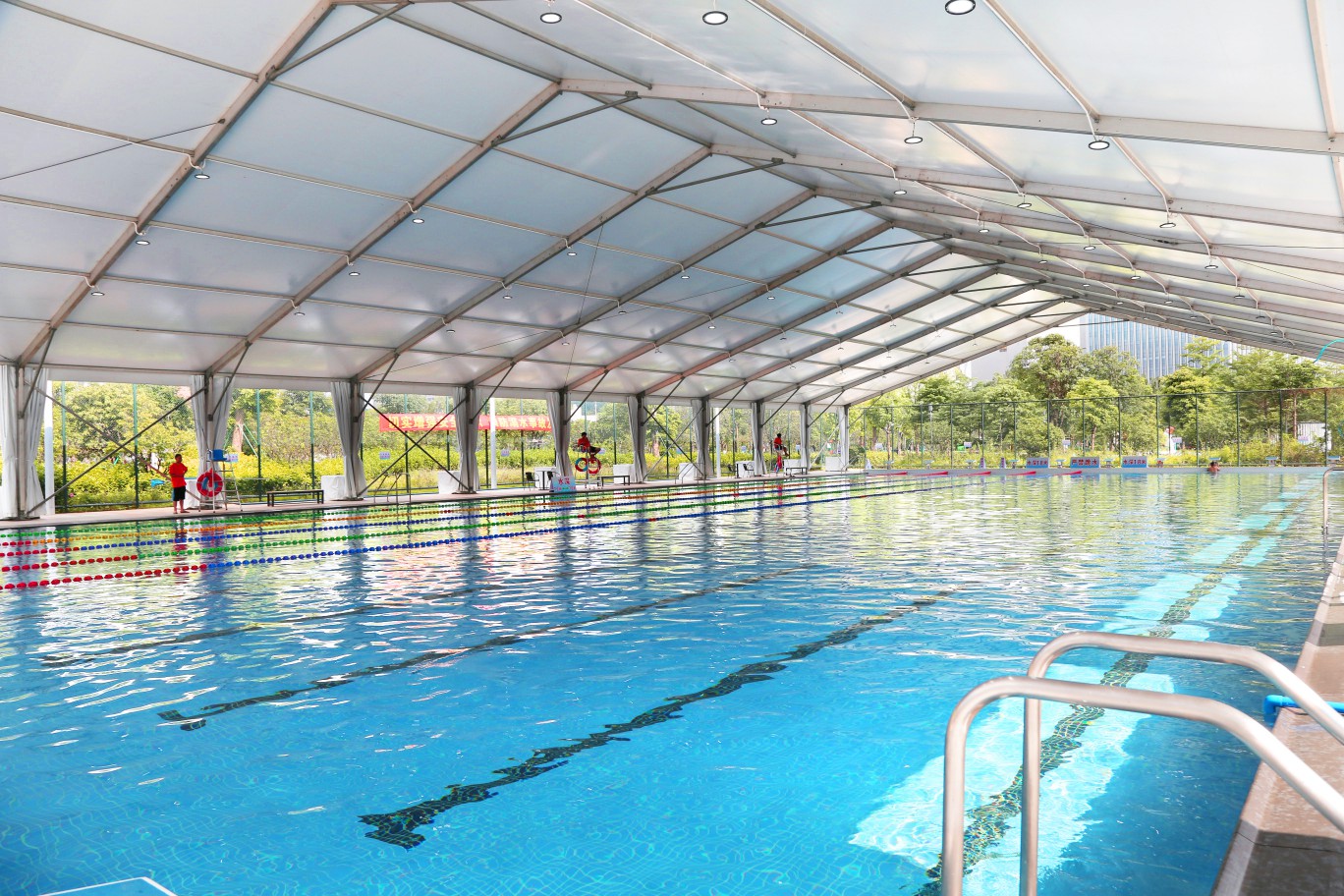 篷房恒溫游泳館與露天游泳館的區(qū)別