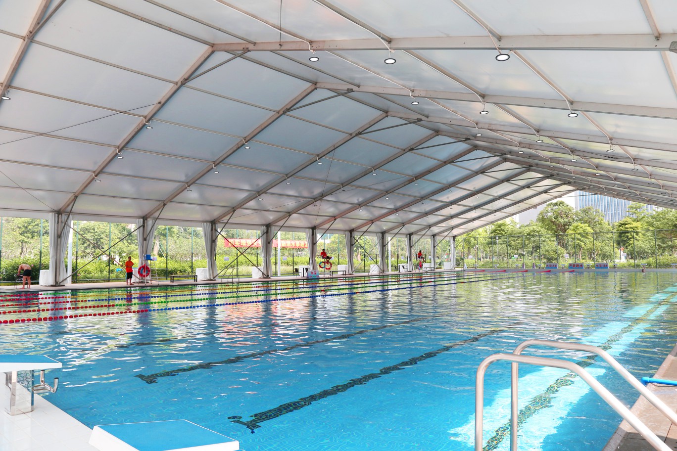 篷房恒溫游泳館與露天游泳館的區(qū)別